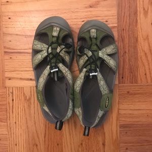 Keen waterproof shoes - size 8